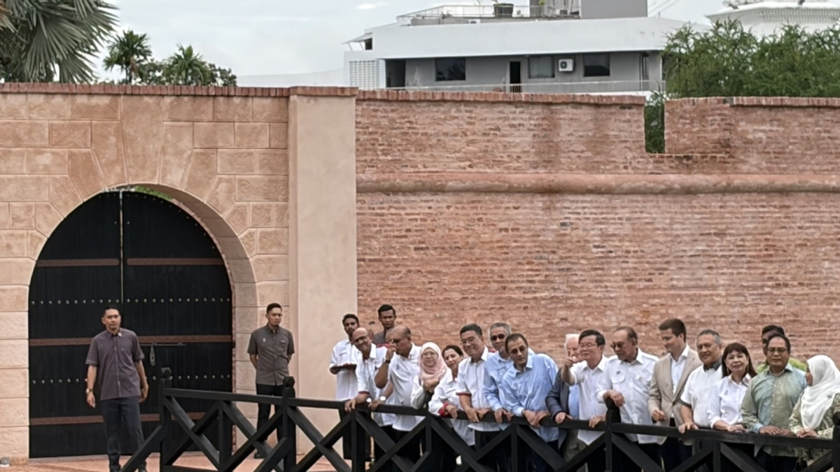 Malaysia Must Reclaim Its Own Historical Narrative, Anwar Says