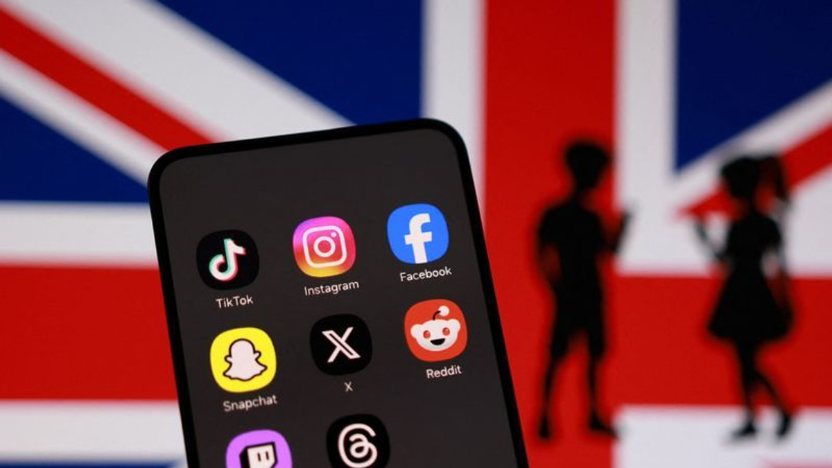 Britain Sets Midnight Social Media Curfew for Teenagers Aged 16-17