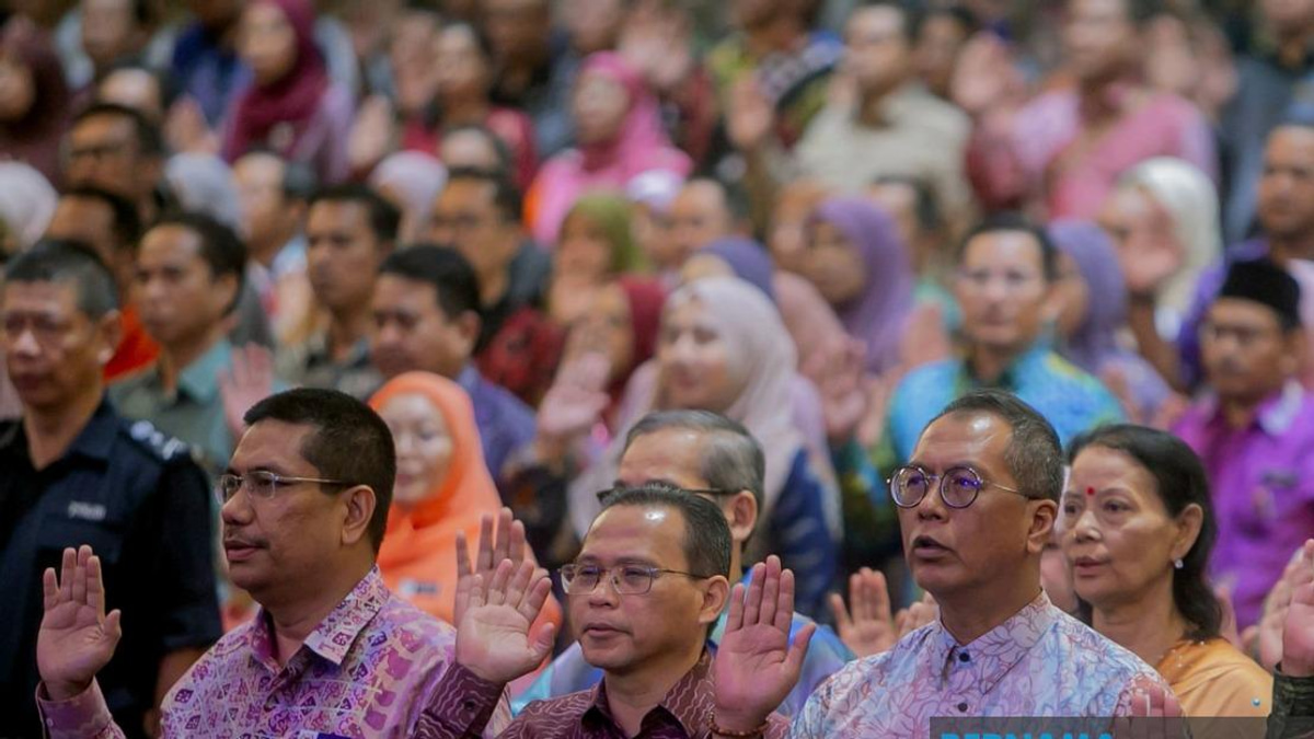 Civil Service Must Remain Backbone of Policy Implementation, Says PM Anwar