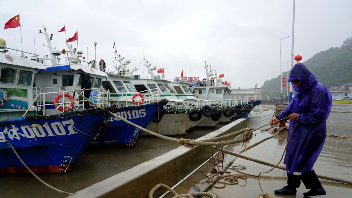 Zhejiang Escalates Typhoon Alert as Dolphin Bears Down on Eastern China Coast
