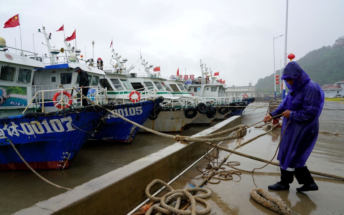 Zhejiang Escalates Typhoon Alert as Dolphin Bears Down on Eastern China Coast