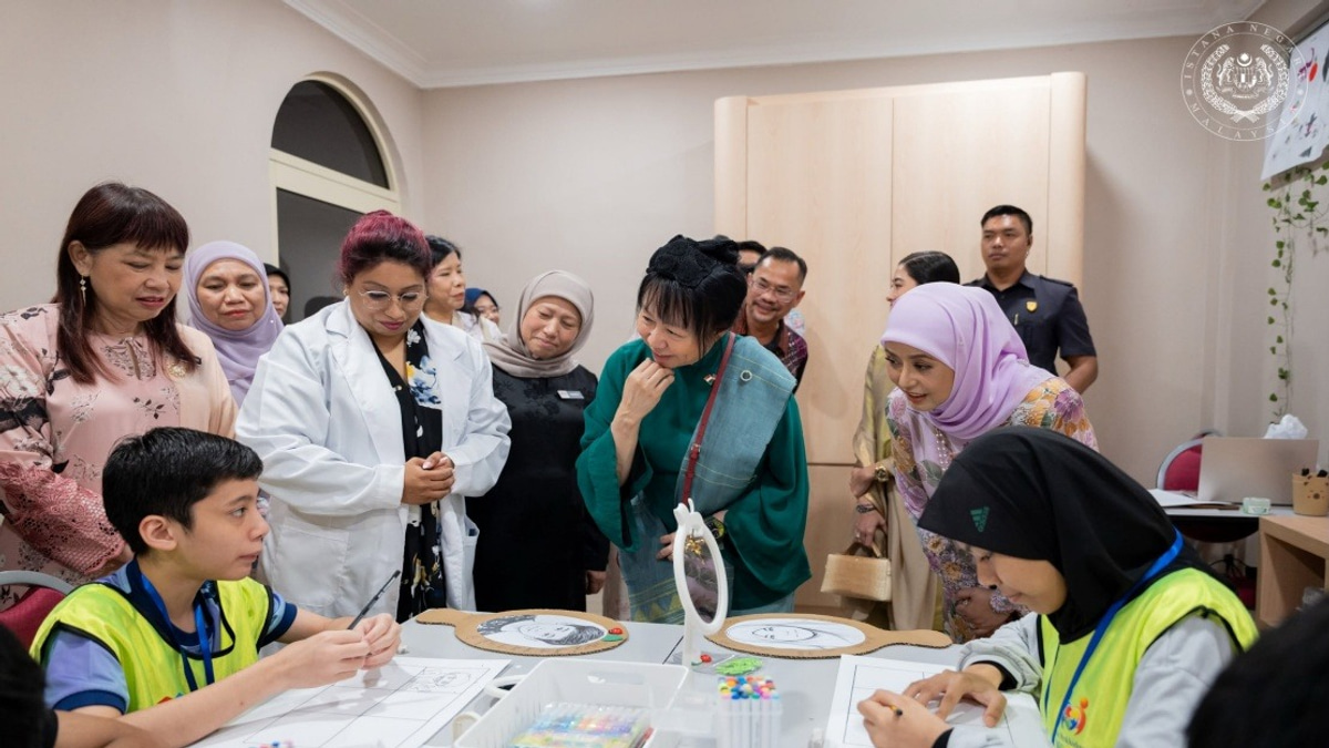 Queen, Singapore First Lady Tour Bangi Autism Centre During State Visit