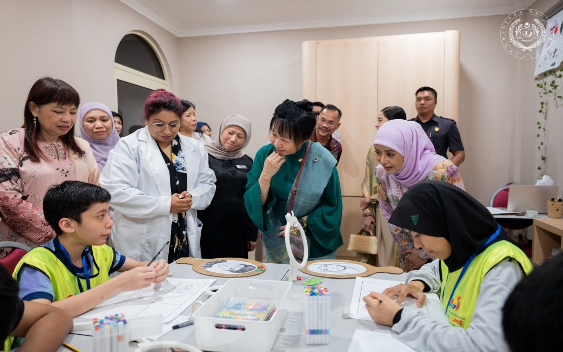 Queen, Singapore First Lady Tour Bangi Autism Centre During State Visit