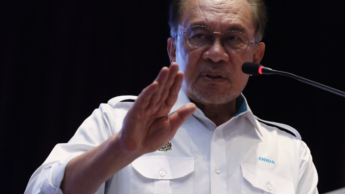 Anwar Urges New Civil Servants to Put Nation and People First