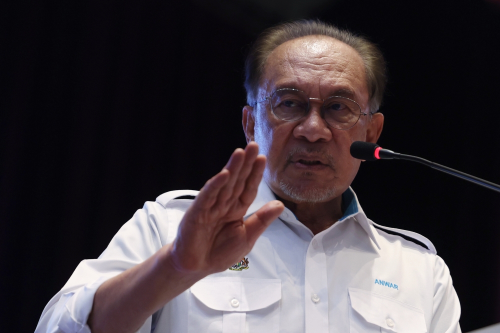 Anwar Urges New Civil Servants to Put Nation and People First