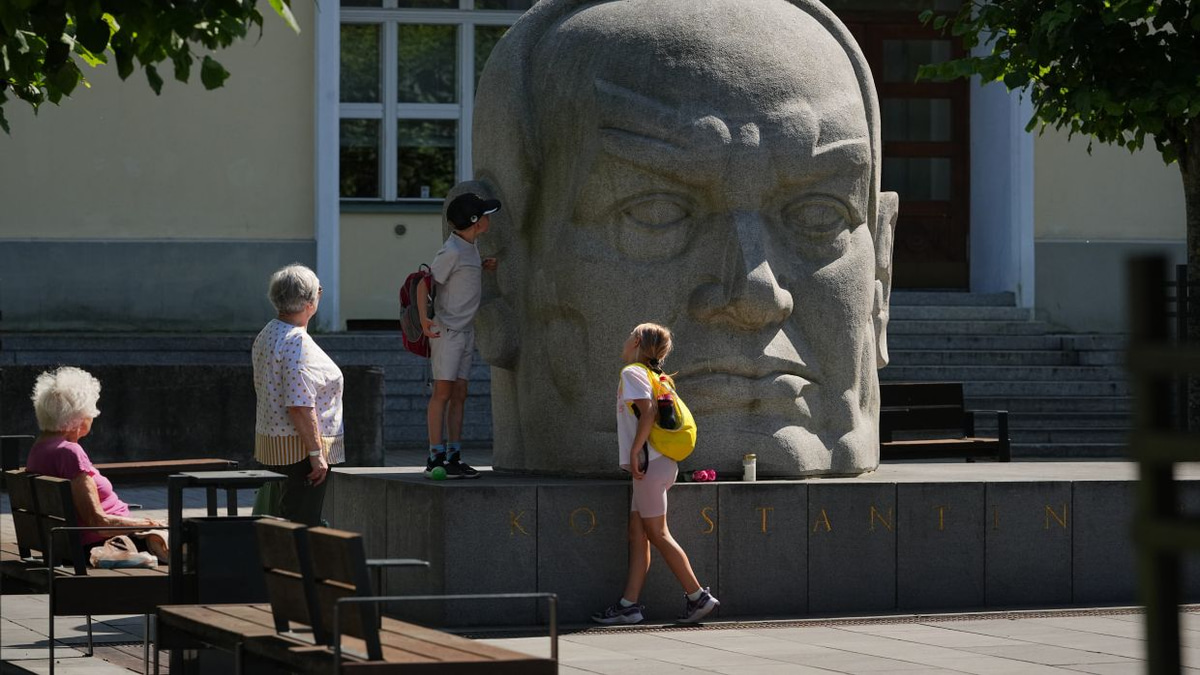Estonia Catalogs Soviet Heritage Art, Seeking Balance Between Memory and Identity