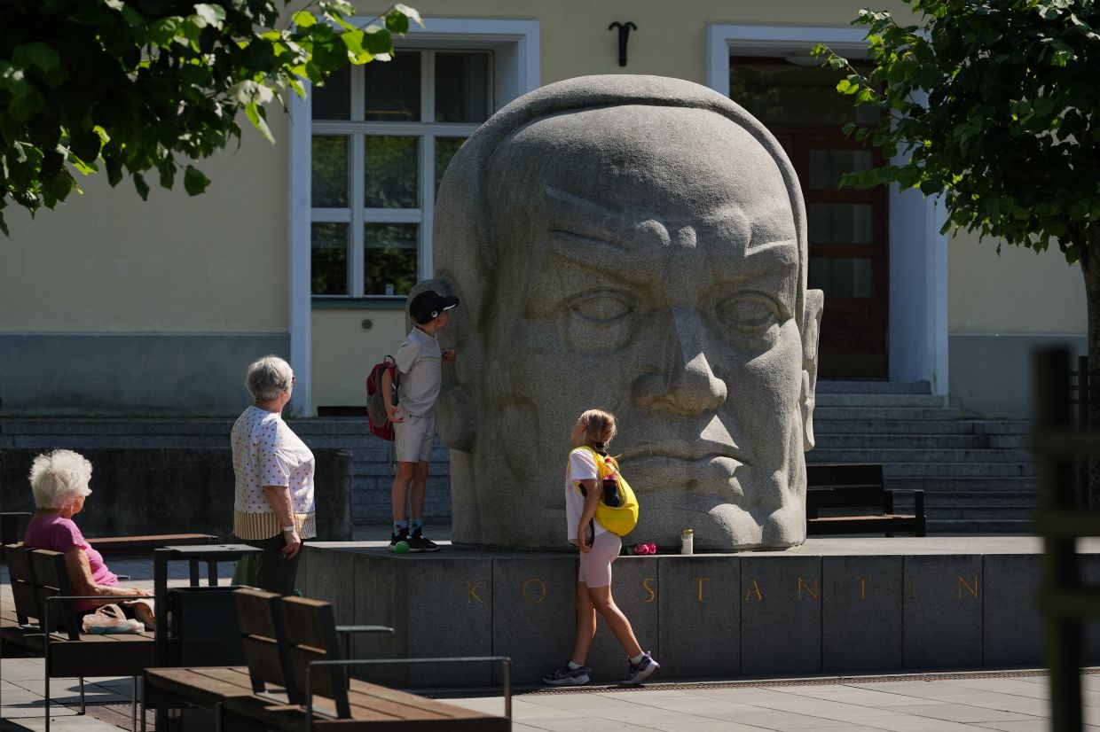Estonia Catalogs Soviet Heritage Art, Seeking Balance Between Memory and Identity