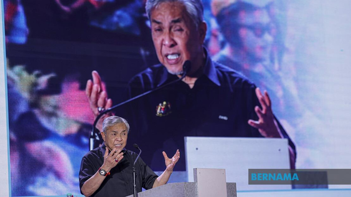 Ahmad Zahid Pushes to Permanently Staff KEMAS, Eyes Better Compensation for Teachers