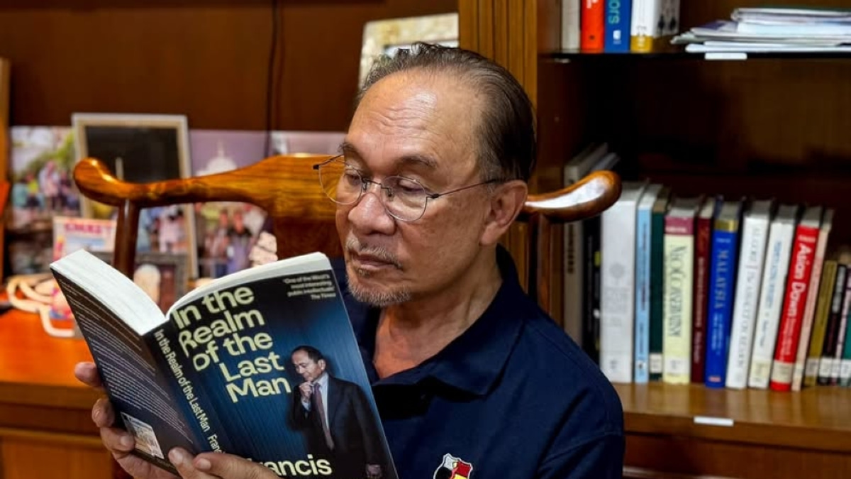 PM Anwar Returns Home Following Successful Hernia Surgery