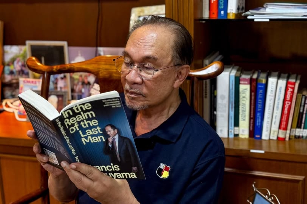 PM Anwar Returns Home Following Successful Hernia Surgery