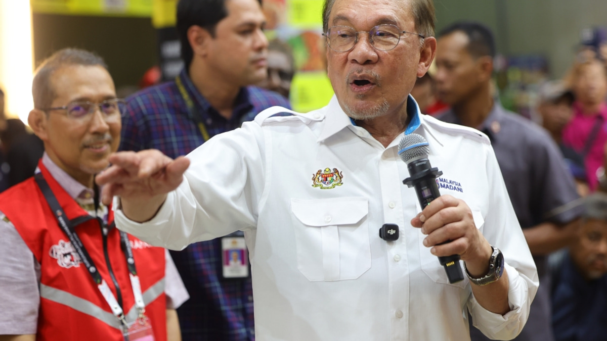 Anwar intensifies Negeri Sembilan offensive with gruelling final campaign sprint