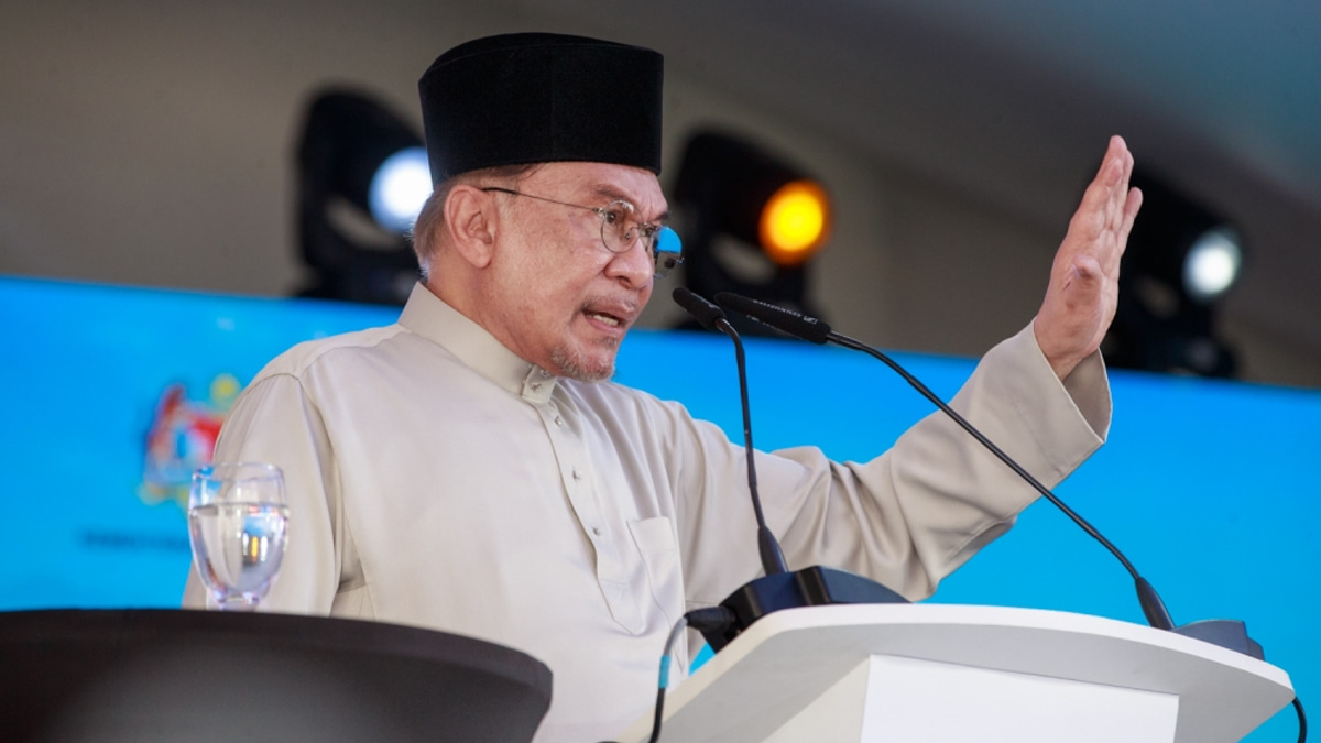 Anwar Ibrahim Orders Overhaul of Civil Service Promotion System Amid Eight-Year Wait Times