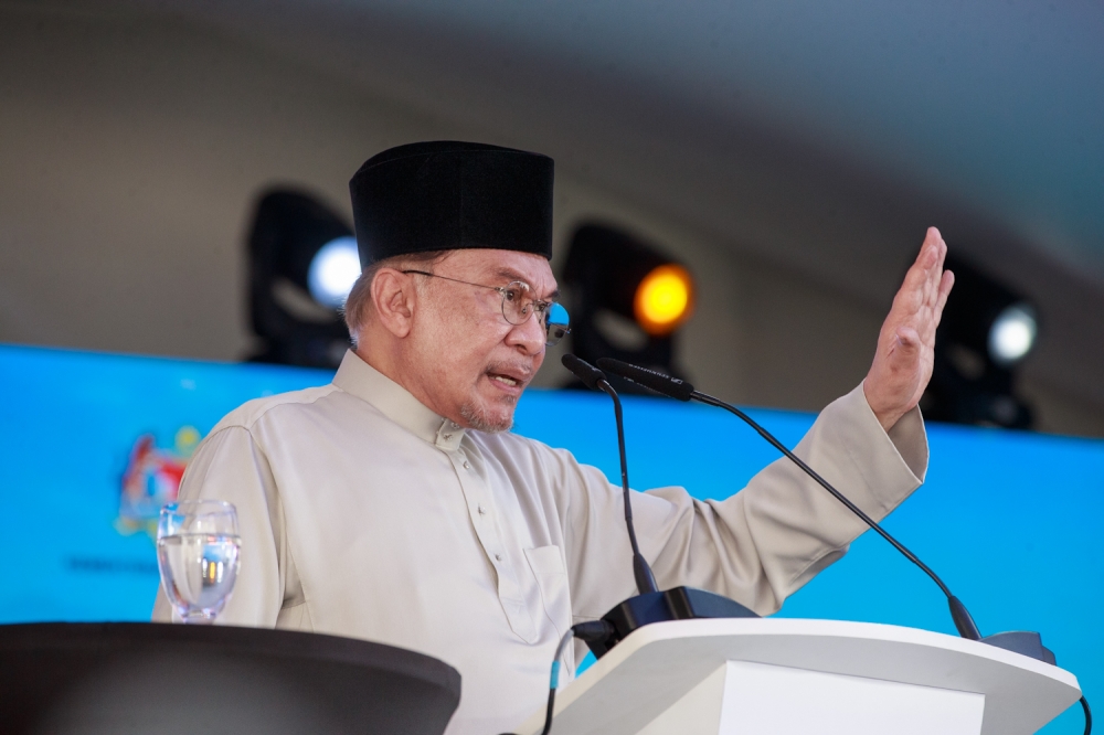 Anwar Ibrahim Orders Overhaul of Civil Service Promotion System Amid Eight-Year Wait Times