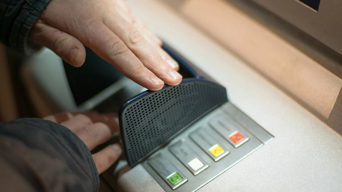 Three Malaysians Arrested in Singapore After Hours for Alleged ATM Fraud Collection Scheme