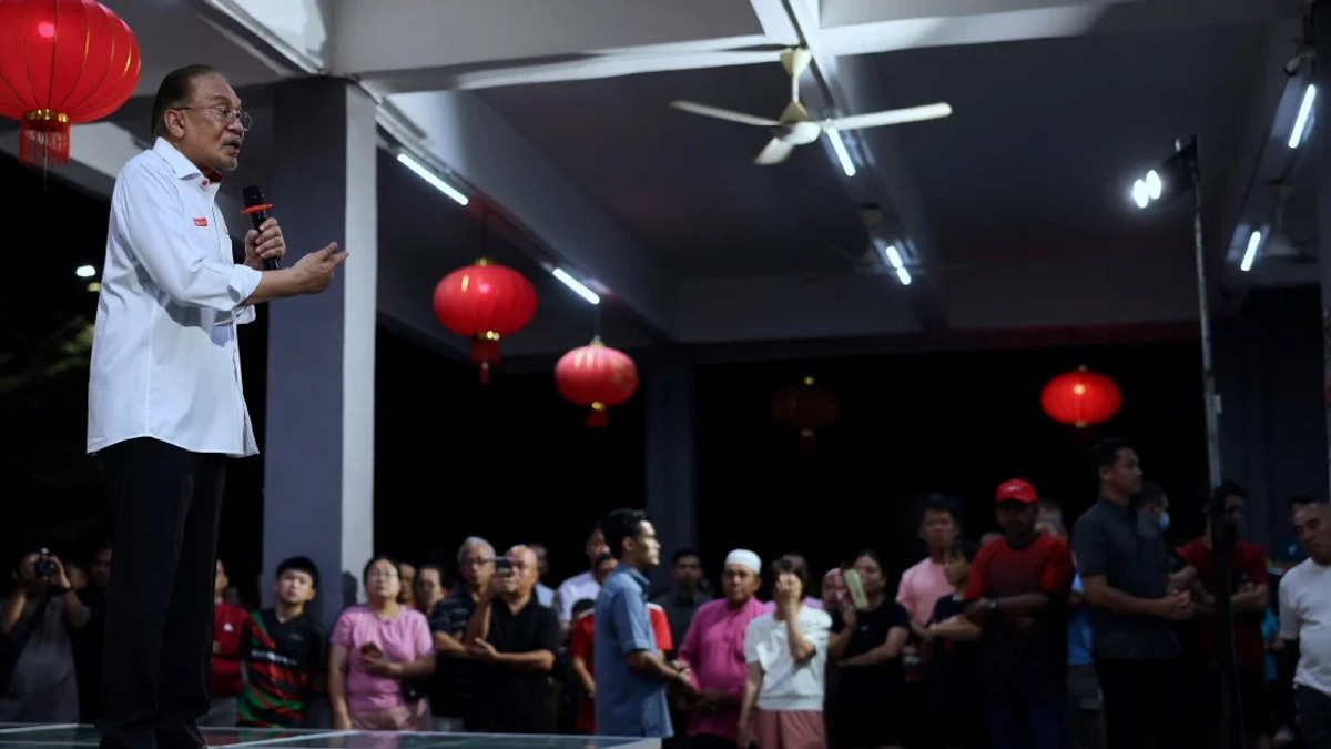 Anwar to Tackle Durian Price Crisis in Beijing Talks with Chinese Premier