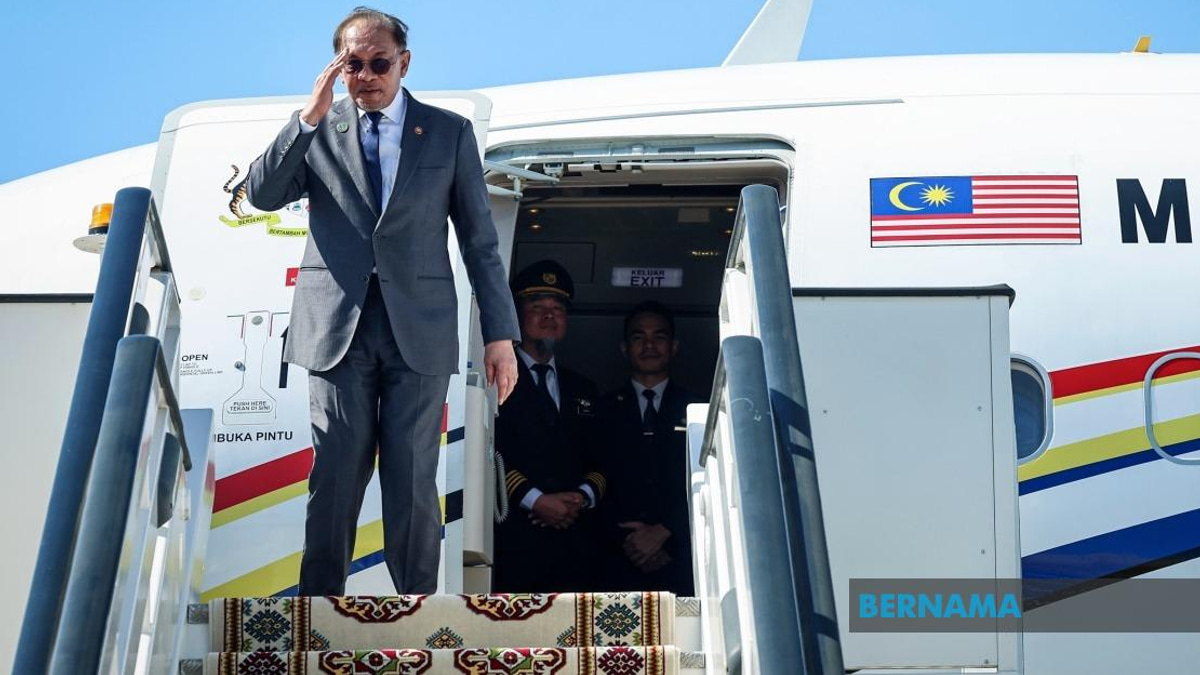 Anwar Returns from Turkmenistan, Stops in Penang for High-Profile Events