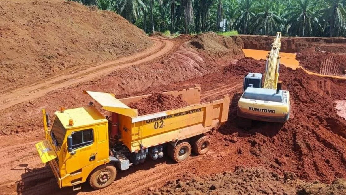 Nine suspects held after enforcement raid on illegal bauxite operation in Kuantan yields RM3.75 million haul