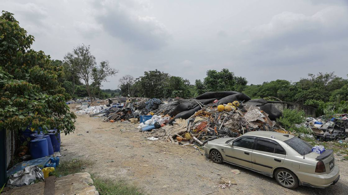 Johor Establishes Multi-Agency Task Force to Investigate Singapore Construction Waste Dumping Claims in Pontian