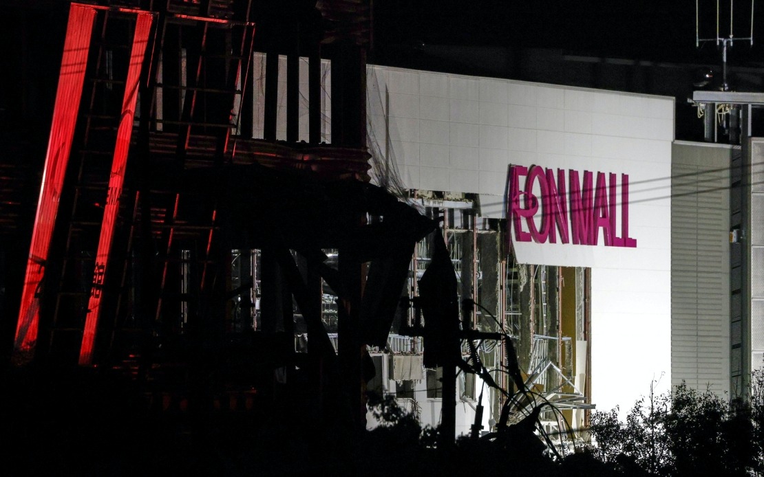 20 to 30 employees missing after explosion at Kumamoto shopping mall following powerful earthquake