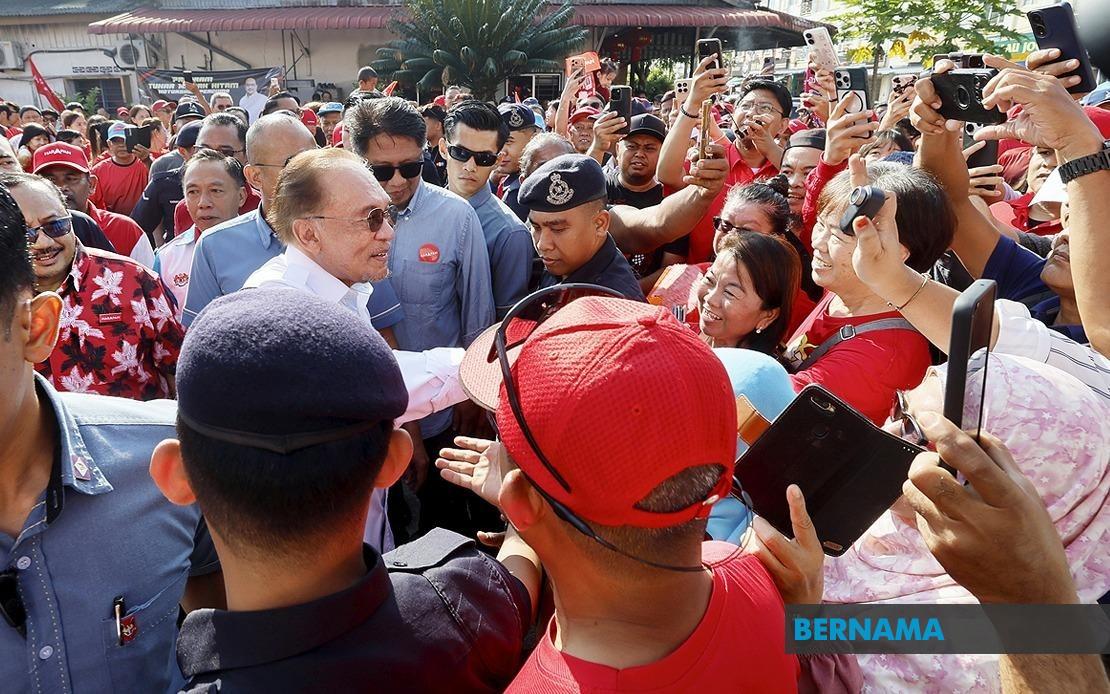 PM Anwar Meets Elderly Couple Who Rode Trishaw Across Town to See Him