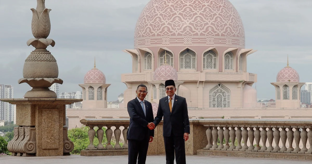 Anwar Extends Official Welcome to Bangladesh PM Tarique Rahman in Putrajaya