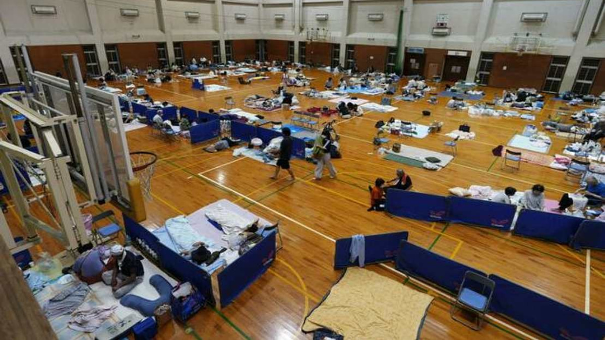 Japan's Kumamoto Reels from Powerful Earthquake as 8,000 Remain in Shelters One Week Later
