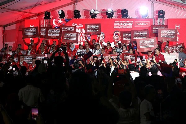 SIGNAL: Anwar Unveils PH Johor Slate — Millions Tuned In Live